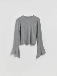 Bluzka z rozszerzanymi rękawami - jasnoszary. Szare bluzki Reserved, l, bez wzorów, z dzianiny, bez kołnierzyka, bez ramiączek. Za 79.99 zł.