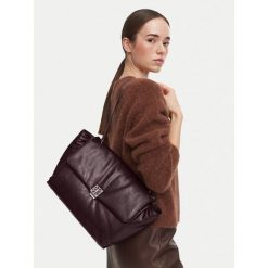 Torebka Calvin Klein. Czerwone torebki klasyczne Calvin Klein, bez wzorów, klasyczne, bez dodatków. Za 649.99 zł.