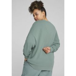 Damska luźna bluza z okrągłym dekoltem i małym logo No.1 ESS PUMA Green Moon. Zielone bluzy Puma, xl, bez wzorów, bez kaptura, do biegania. W wyprzedaży za 139.00 zł.