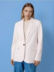 Klasyczna gładka jednorzędowa marynarka z domieszką wiskozy - kremowy. Białe marynarki i żakiety Sinsay, l, bez wzorów, z wiskozy, klasyczne, bez ramiączek. Za 79.99 zł.