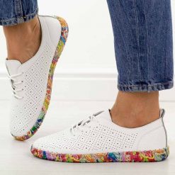 Białe skórzane półbuty damskie Sergio Leone Sp007. Białe półbuty wsuwane Sergio Leone, na jesień, bez wzorów, z jeansu, casualowe, z okrągłym noskiem, bez obcasa, na płaskiej podeszwie. Za 209.00 zł.