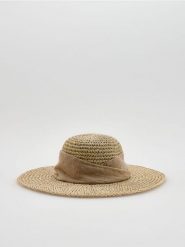 Kapelusz z paskiem - złamana biel. Kapelusze Reserved, bez wzorów. Za 99.99 zł.