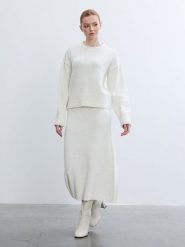 BGN Sweter w kolorze kremowym rozmiar: 36. Brązowe swetry BGN, bez wzorów, bez ramiączek. Za 117.45 zł.
