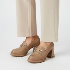 Półbuty damskie Armodo, cholewka ze skóry naturalnej stabilnym słupkowym obcasie z ozdobną klamrą i masywną podeszwą łączą elegancki styl z wygodą na. Brązowe półbuty wsuwane Armodo, z aplikacjami, z jeansu, biznesowe, bez obcasa, na obcasie. Za 469.00 zł.