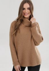 Jasnobrązowy Golf Oversize Out Of This World. Brązowe swetry Born2be, bez wzorów, z dzianiny, eleganckie, bez ramiączek. W wyprzedaży za 118.99 zł.