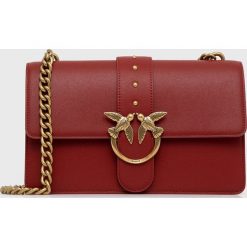 Pinko torebka skórzana kolor czerwony. Czerwone listonoszki Pinko, bez wzorów, na ramię, bez dodatków. W wyprzedaży za 1,129.90 zł.