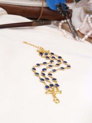 Pierres de Jade Pozłacana bransoletka z kryształami rozmiar: onesize. Niebieskie bransoletki Pierres de Jade, z kryształem, pozłacane. Za 39.99 zł.