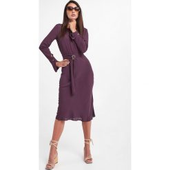 Sukienka PATRIZIA PEPE. Sukienki Patrizia Pepe, bez wzorów, z materiału, bez kołnierzyka, bez ramiączek, midi. Za 1,099.00 zł.