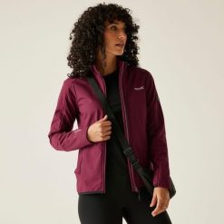 Kurtka damska softshell wodoodporny Moutdale. Czerwone kurtki przejściowe sportowe Regatta, bez wzorów, z materiału, bez kaptura, trekkingowe. W wyprzedaży za 249.99 zł.