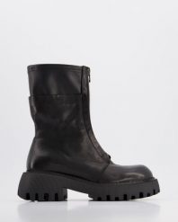 BOTKI DAMSKIE C858 CA-WO BLACK. Czarne botki Venezia, bez wzorów, ze skóry, bez obcasa, bez zapięcia. Za 429.00 zł.
