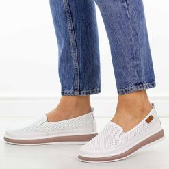 Białe ażurowe skórzane półbuty damskie Cambell 87322. Białe półbuty wsuwane Cambell, na jesień, w ażurowe wzory, z jeansu, casualowe, z okrągłym noskiem, bez obcasa, na płaskiej podeszwie. Za 219.00 zł.