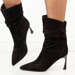 Czarne skórzane botki damskie na szpilce DiA 1038. Czarne botki DiA, bez wzorów, ze skóry, eleganckie, bez obcasa, na szpilce, bez zapięcia. Za 369.00 zł.
