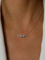 Les Petites Précieuses Pozłacany naszyjnik z cyrkoniami - dł. 40 cm rozmiar: onesize. Niebieskie naszyjniki Les Petites Précieuses, z materiału, z cyrkonią, pozłacane. Za 127.05 zł.