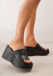 Czarne Klapki w Stylu Casual na Platformie z Koturnem Penoris. Czarne klapki Born2be, bez wzorów, z jeansu, casualowe, bez obcasa, na koturnie, bez zapięcia. Za 119.99 zł.