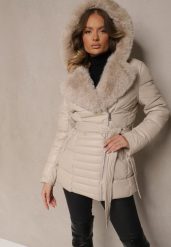 Jasnobeżowa Kurtka Pikowana z Paskiem w Talii i Kapturem Ozdobiona Futerkiem Jeleti. Brązowe kurtki Renee, l, bez wzorów, z futra, eleganckie. W wyprzedaży za 221.24 zł.