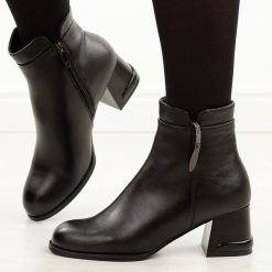 Czarne botki damskie na obcasie Potocki 12291. Czarne botki POTOCKI, z aplikacjami, z dzianiny, biznesowe, z okrągłym noskiem, bez obcasa, na obcasie, bez zapięcia. Za 199.00 zł.