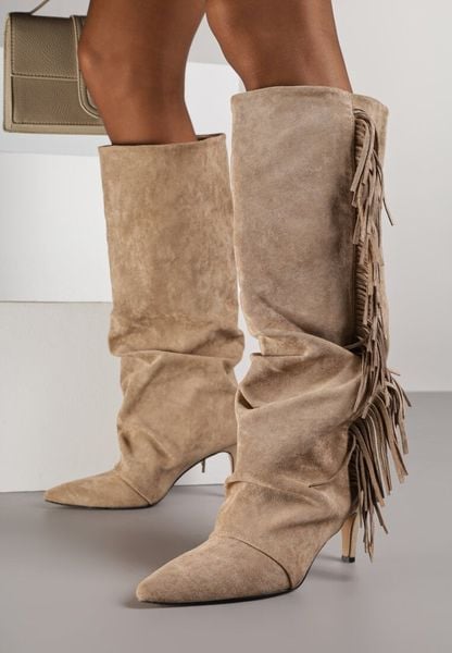 Ciemnobeżowe Kozaki z Imitacji Zamszu na Szpilce z Marszczoną Cholewką z Frędzlami Linotris. Brązowe kozaki Renee, bez wzorów, z jeansu, bez obcasa, na obcasie, bez zapięcia. Za 199.99 zł.