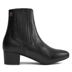 Botki Tommy Hilfiger. Czarne botki Tommy Hilfiger, bez wzorów, bez obcasa, na słupku, bez zapięcia. Za 529.99 zł.