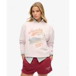 Luźny sweter z motywem pamiątkowym. Czerwone swetry Superdry, bez wzorów, sportowe, bez ramiączek. W wyprzedaży za 266.10 zł.