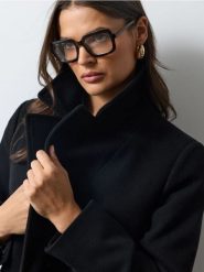 Dwurzędowy płaszcz z paskiem - czarny. Czarne płaszcze Sinsay, l, bez wzorów, bez kaptura. Za 99.99 zł.