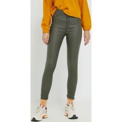 JDY spodnie damskie kolor zielony dopasowane high waist. Zielone spodnie materiałowe JDY, bez wzorów, z materiału, z podwyższonym stanem. W wyprzedaży za 119.99 zł.