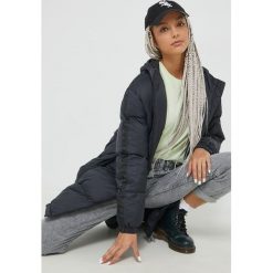Fila kurtka damska kolor czarny zimowa. Czarne kurtki Fila, na zimę, l, bez wzorów, z kapturem. W wyprzedaży za 459.99 zł.