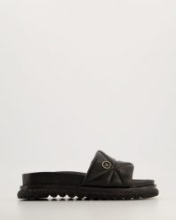 PIKOWANE KLAPKI 083192036 BLACK. Czarne klapki Venezia, bez wzorów, ze skóry, bez obcasa, bez zapięcia. Za 239.00 zł.