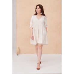 Sukienka Kaimak Plus Size Perłowy. Białe sukienki blue shadow, plus size, bez wzorów, bez kołnierzyka, plus size, bez ramiączek. Za 299.90 zł.