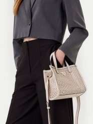 Guess Torebka Brigitta Mini HWWZ72 06770 Écru. Torebki klasyczne Guess, z aplikacjami, ze skóry, bez dodatków. Za 399.99 zł.