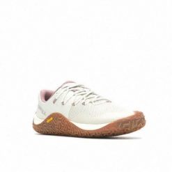 Buty do biegania damskie Merrell Trail Glove 7. Czerwone buty do biegania Merrell, bez wzorów, z materiału, bez zapięcia, do biegania. Za 665.00 zł.