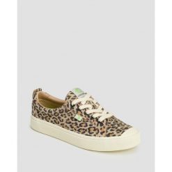 Buty sportowe damskie Cariuma OCA Low Leopard Print Suede. Buty treningowe CARIUMA, bez wzorów, bez zapięcia. Za 539.99 zł.