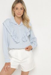 Jasnoniebieska Koszula z Ozdobną Falbaną Cornelea. Niebieskie koszule Born2be, bez wzorów, z jeansu, eleganckie, bez kołnierzyka, bez ramiączek. Za 69.99 zł.