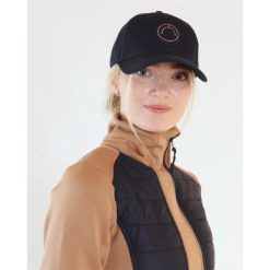 Damska czapka z daszkiem Montar. Czarne czapki z daszkiem MONTAR, bez wzorów, z materiału, eleganckie. Za 189.00 zł.