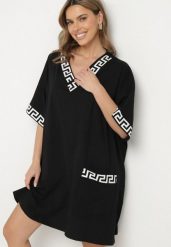 Czarna Bawełniana Sukienka o Pudełkowym Kroju z Dekoltem w Serek Amosa. Czarne sukienki Born2be, na co dzień, plus size, z aplikacjami, z bawełny, eleganckie, bez kołnierzyka, plus size, bez ramiączek, mini. W wyprzedaży za 59.49 zł.