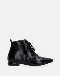 LAKIEROWANE BOTKI Z NOSKIEM W SZPIC 160P02 BLACK. Czarne botki Venezia, bez wzorów, z lakierowanej skóry, bez obcasa, bez zapięcia. Za 479.00 zł.