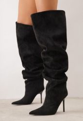 Czarne Kozaki z Marszczoną Wysoką Cholewką na Szpilce z Imitacji Zamszu Danette. Czarne kozaki Born2be, bez wzorów, z dzianiny, eleganckie, przed kolano, bez obcasa, na obcasie, bez zapięcia. Za 259.99 zł.