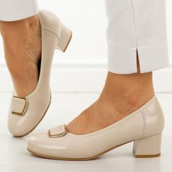 Beżowe skórzane czółenka damskie Cambell 19413. Brązowe czółenka Cambell, na jesień, bez wzorów, ze skóry, eleganckie, z okrągłym noskiem, bez obcasa, na obcasie, bez zapięcia. Za 219.00 zł.