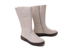 RIEKER Y3455-60 beige, kozaki damskie. Brązowe kozaki Rieker, na zimę, bez wzorów, bez obcasa, bez zapięcia. Za 379.90 zł.