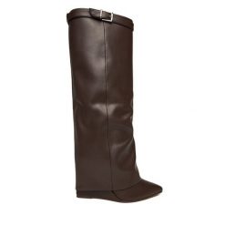 Kozaki Steve Madden. Brązowe kozaki Steve Madden, bez wzorów, bez obcasa, na koturnie, bez zapięcia. Za 1,099.00 zł.