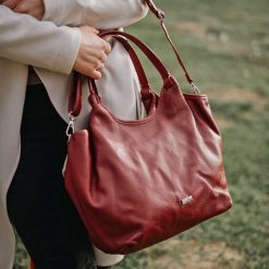 Torebka shopperka skórzana SHE S17 czerwona. Czerwone torebki klasyczne SHE, bez wzorów, ze skóry, biznesowe, bez dodatków. Za 322.99 zł.