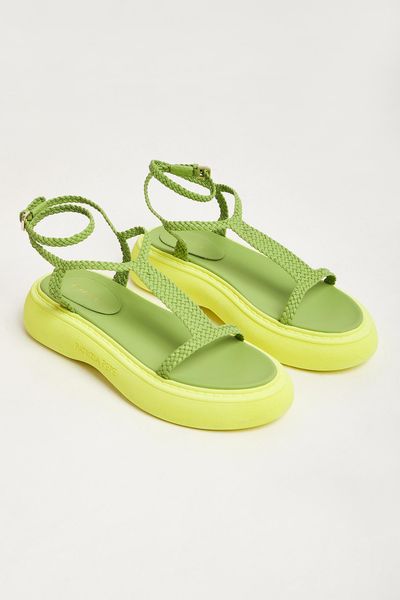 Sandały damskie PATRIZIA PEPE. Sandały Patrizia Pepe, bez wzorów, bez obcasa, bez zapięcia. W wyprzedaży za 643.22 zł.