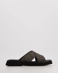 KLAPKI Z BŁYSZCZĄCĄ APLIKACJĄ 12620752 BLACK. Czarne klapki Venezia, z aplikacjami, ze skóry, bez obcasa, bez zapięcia. Za 229.00 zł.
