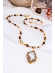 Pierres delicates Naszyjnik w kolorze białym z perłami i kamieniami szlachetnymi - dł. 50 cm rozmiar: onesize. Brązowe naszyjniki Pierres delicates, z materiału, z cyrkonią, z mosiądzu. Za 108.99 zł.