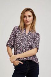 Koszula z kwiatowym printem i podwijanymi rękawami granatowa. Koszule MOODO, bez wzorów, bez kołnierzyka, bez ramiączek. W wyprzedaży za 49.99 zł.