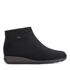 Botki Rieker. Czarne botki Rieker, bez wzorów, bez obcasa, na płaskiej podeszwie, bez zapięcia. Za 279.99 zł.