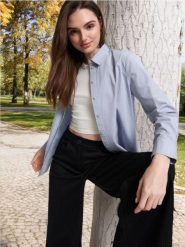 Koszula z kołnierzykiem - błękitny. Niebieskie koszule Sinsay, l, bez wzorów, z bawełny, casualowe, bez kołnierzyka, bez ramiączek. Za 39.99 zł.