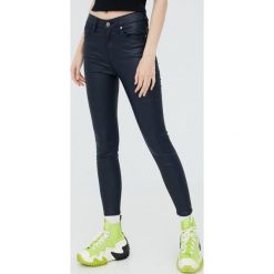 Superdry spodnie damskie high waist. Niebieskie spodnie materiałowe Superdry, bez wzorów, z materiału, z podwyższonym stanem. Za 409.99 zł.