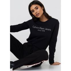 Calvin Klein Bluza Halia Institutional Crew Neck - Black. Bluzy marki Calvin Klein. Za 330.95 zł.