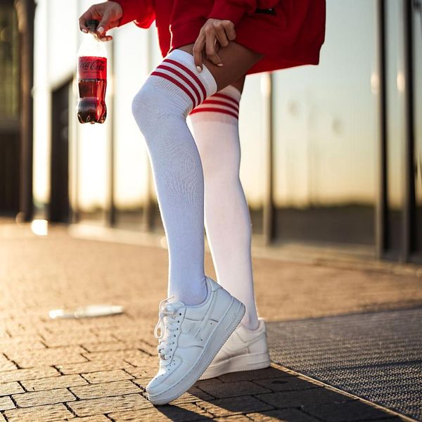 Zakolanówki ze ściagaczem 216 paski wh/rd. Białe pończochy i pasy Milena, bez wzorów, z bawełny. Za 25.00 zł.