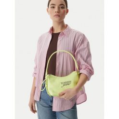 Torebka Tommy Jeans. Zielone torebki klasyczne Tommy Jeans, bez wzorów, z jeansu, klasyczne, bez dodatków. Za 409.99 zł.